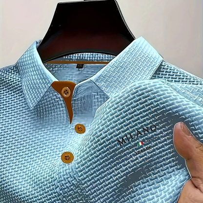 TROPPO VESTITO CON UNA CAMICIA. NON ABBASTANZA CON UNA MAGLIETTA. LA NOSTRA POLO RISOLVE IL PROBLEMA.