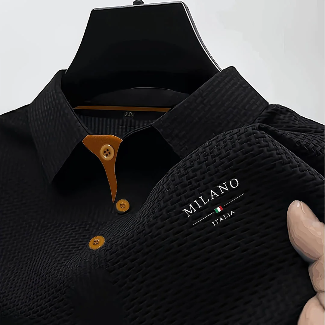 TROPPO VESTITO CON UNA CAMICIA. NON ABBASTANZA CON UNA MAGLIETTA. LA NOSTRA POLO RISOLVE IL PROBLEMA.