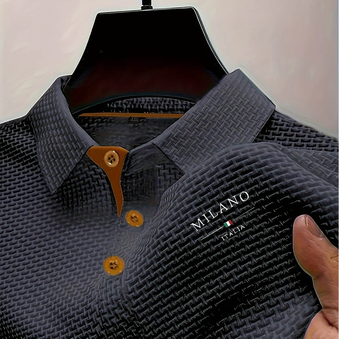 TROPPO VESTITO CON UNA CAMICIA. NON ABBASTANZA CON UNA MAGLIETTA. LA NOSTRA POLO RISOLVE IL PROBLEMA.