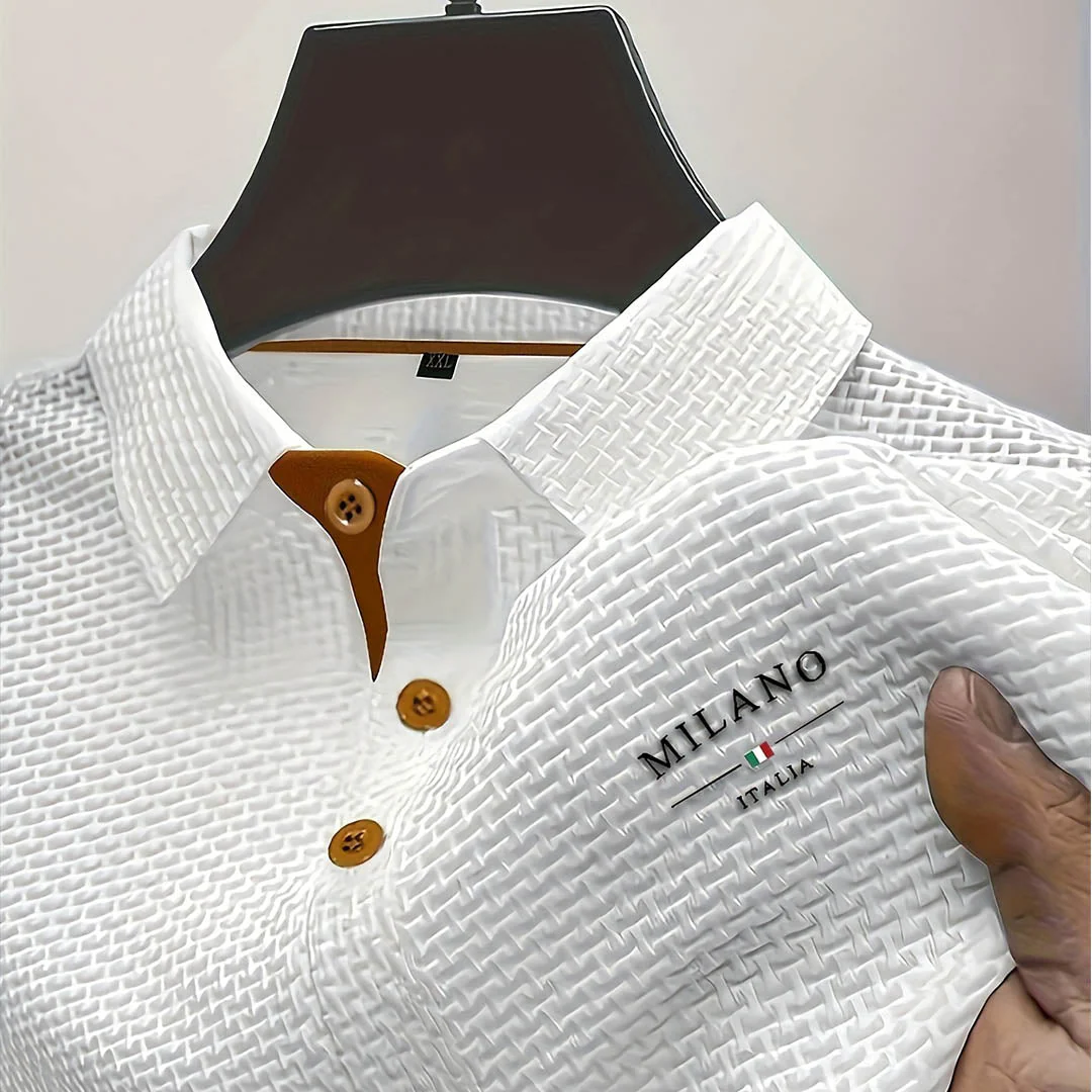 TROPPO VESTITO CON UNA CAMICIA. NON ABBASTANZA CON UNA MAGLIETTA. LA NOSTRA POLO RISOLVE IL PROBLEMA.